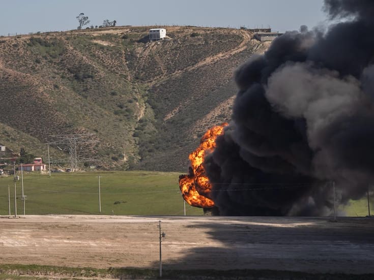Tardan horas para sofocar incendio en ducto de Pemex en Rosarito