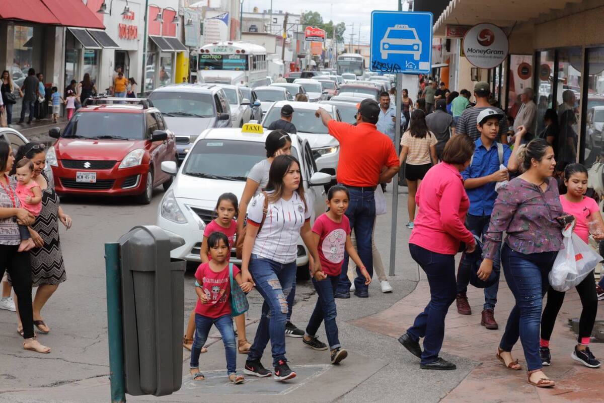 Buscan arreglar las banquetas en el Centro de Hermosillo
