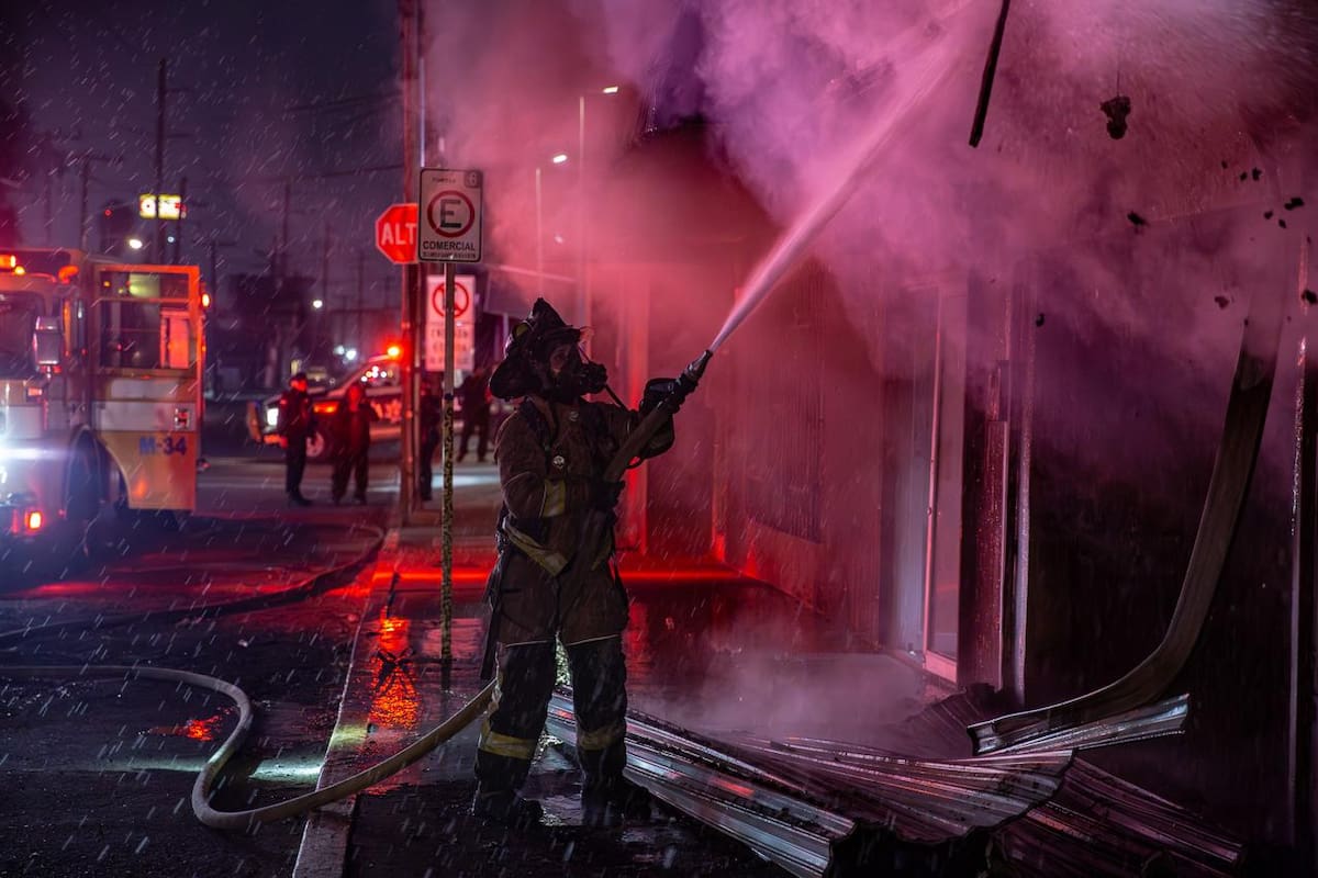 Un incendio intencional en un local abandonado afectó una barbería; bomberos controlaron el fuego sin lesionados. Foto: Border Zoom