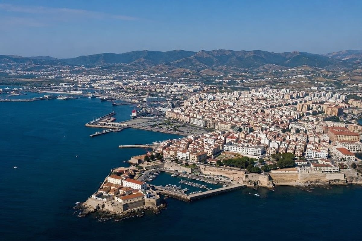 Vista aérea de Ceuta, ciudad española ubicada en el norte de África y punto fronterizo entre la Unión Europea y Marruecos. | Imagen de ChatGPT