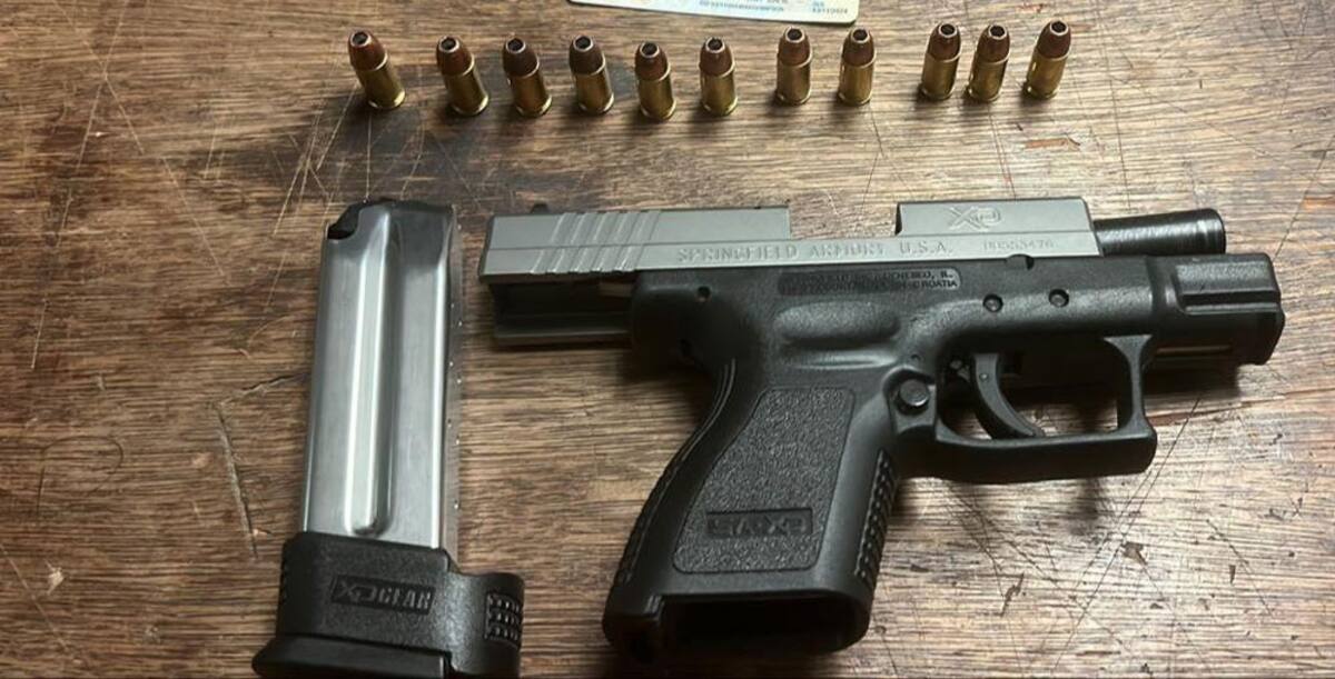 Una de las armas decomisadas es una calibre .9 milímetros con 10 cartuchos útiles.