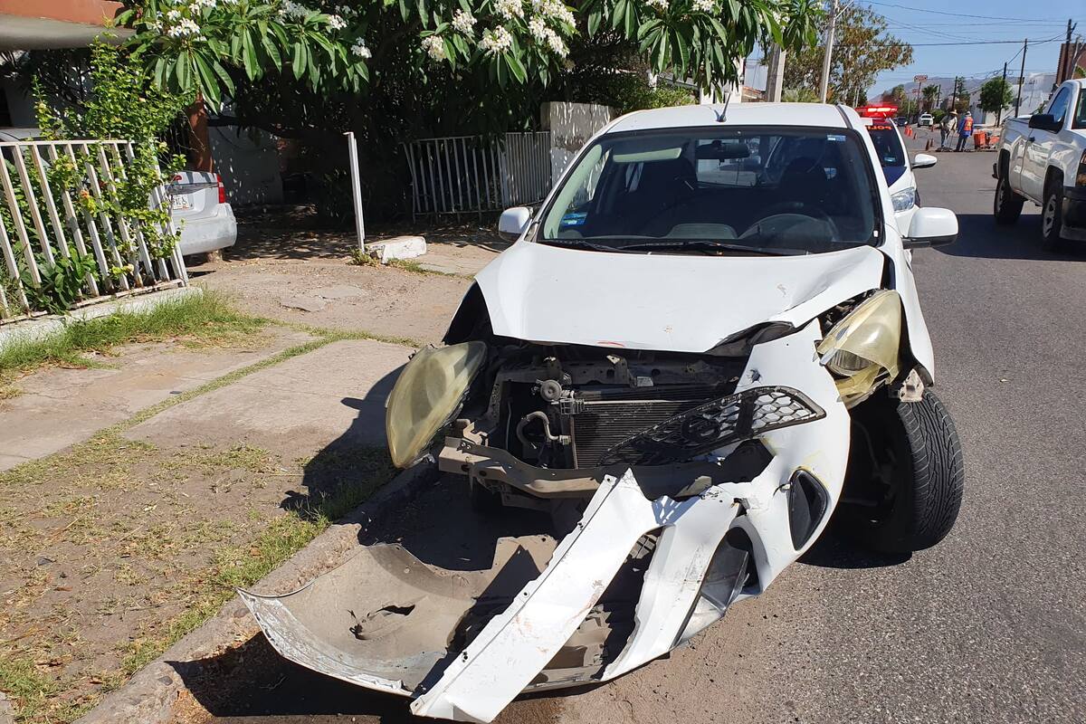Choque entre camión y auto deja daños materiales en la colonia Balderrama