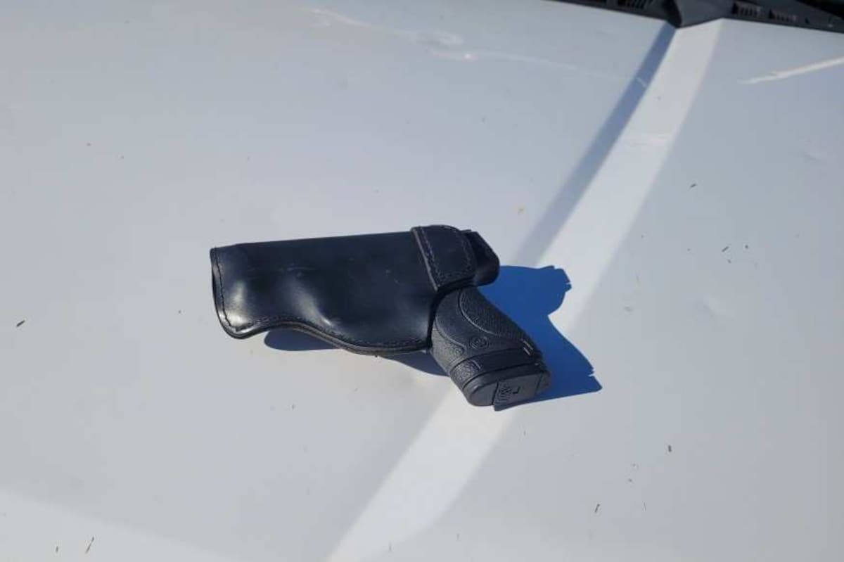 El conductor, residente de Queen Creek, llevaba una pistola 9 milímetros cargada, por lo que también enfrentará cargos por portación de arma de fuego. Foto: Cortesía