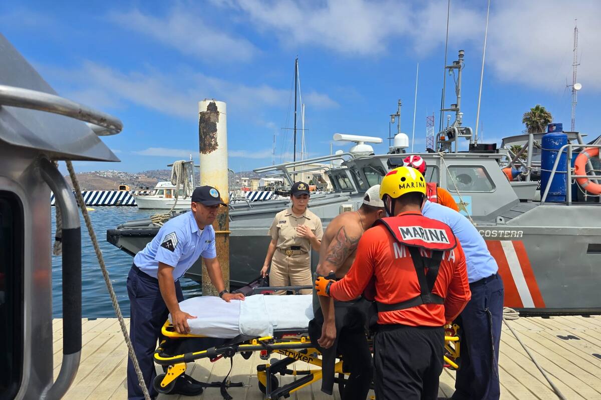 Evacuan por descompresión a tripulante de barco en Ensenada