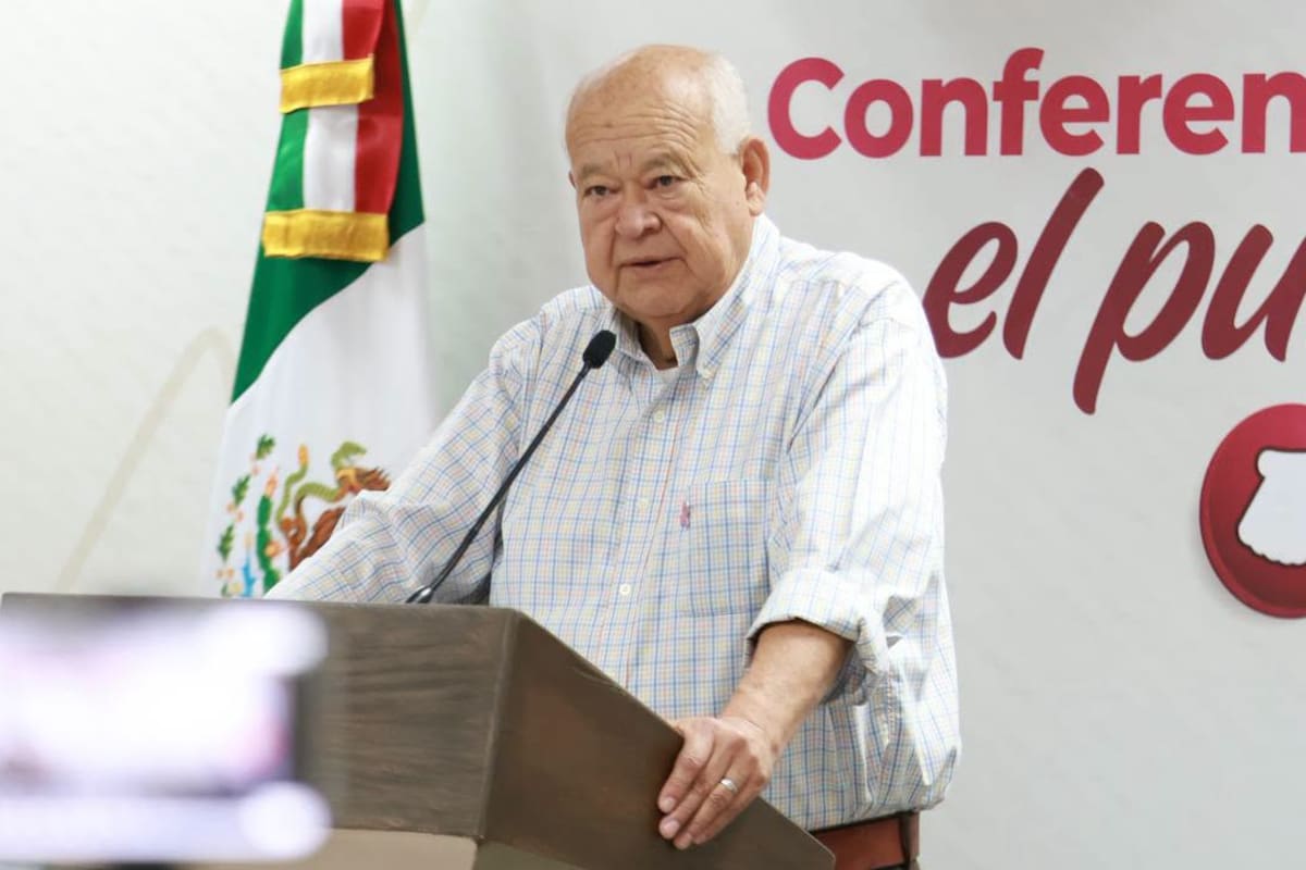Gobernador de Baja California Sur rompe en llanto y niega que su hija gane más que Sheinbaum