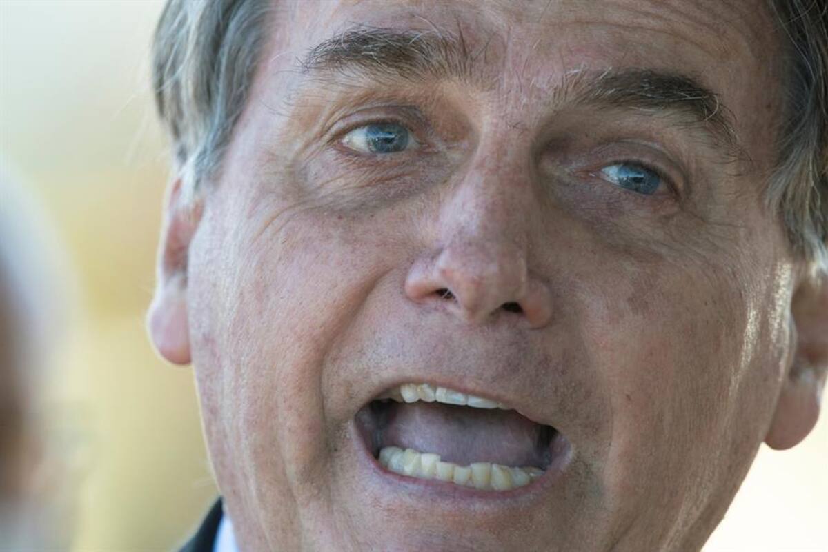 Jair Bolsonaro dice a los brasileños que dejen de "lloriquear" tras el récord de muertes por Covid-19