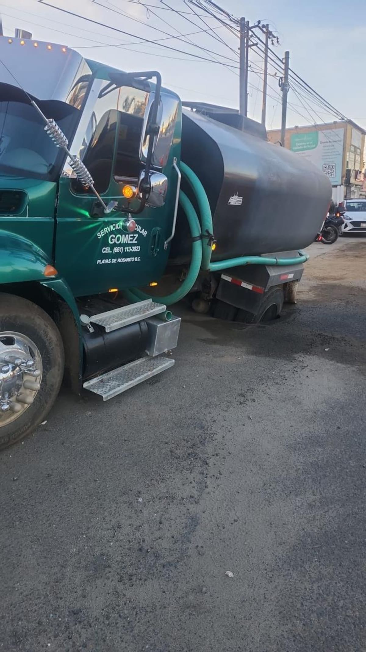 Una pipa de agua cayó en un socavón del bulevar Benito Juárez sin dejar lesionados, en el segundo incidente similar registrado en menos de dos días. Foto: Cortesía