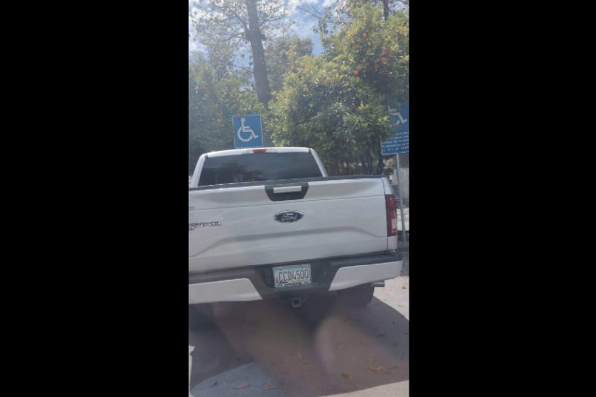 Captan a dirigente de la CTM estacionado en espacio exclusivo para personas con discapacidad