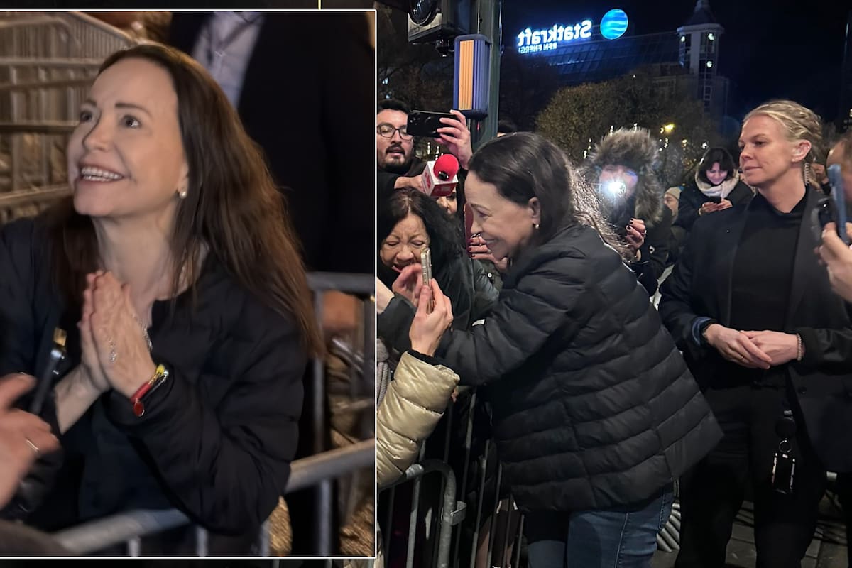 María Corina Machado hace su primera presentación pública en Oslo tras ganar el Nobel de la Paz, canta el Himno de Venezuela y se funde en abrazos con simpatizantes que la esperaban en Grand Hotel