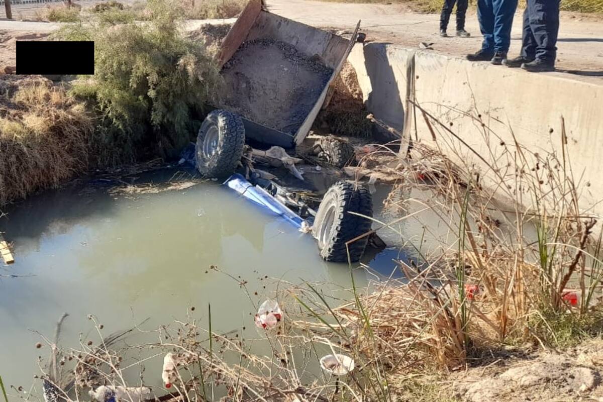 Mueren dos hombres tras caer camioneta a canal