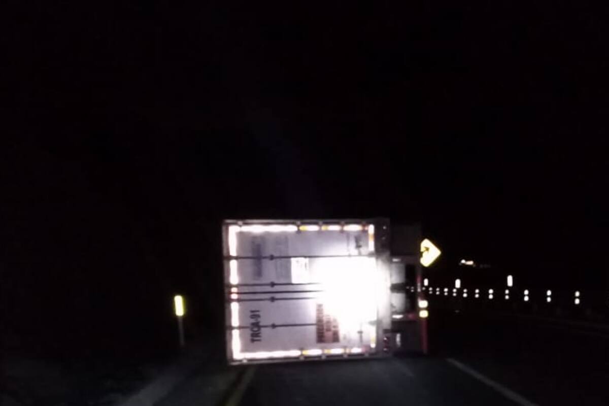 Vuelca camión en La Rumorosa