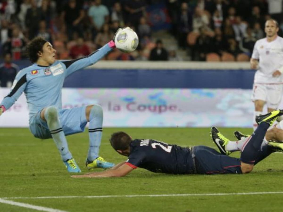 Guillermo Ochoa, casi vencido, logra atajar con la zurda un disparo del PSG que iba hacia dentro de la portería. (Foto: Archivo GH)
