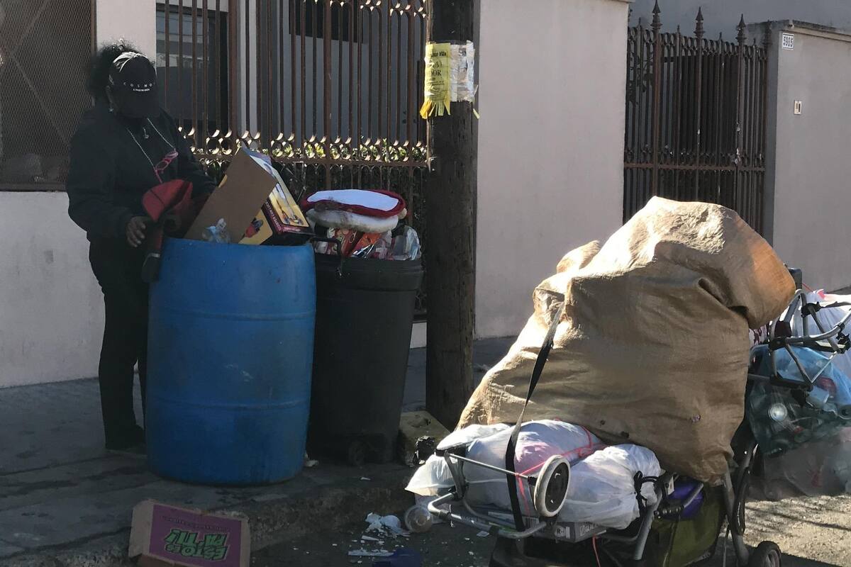 Madre decide pepenar para mantener a su hija