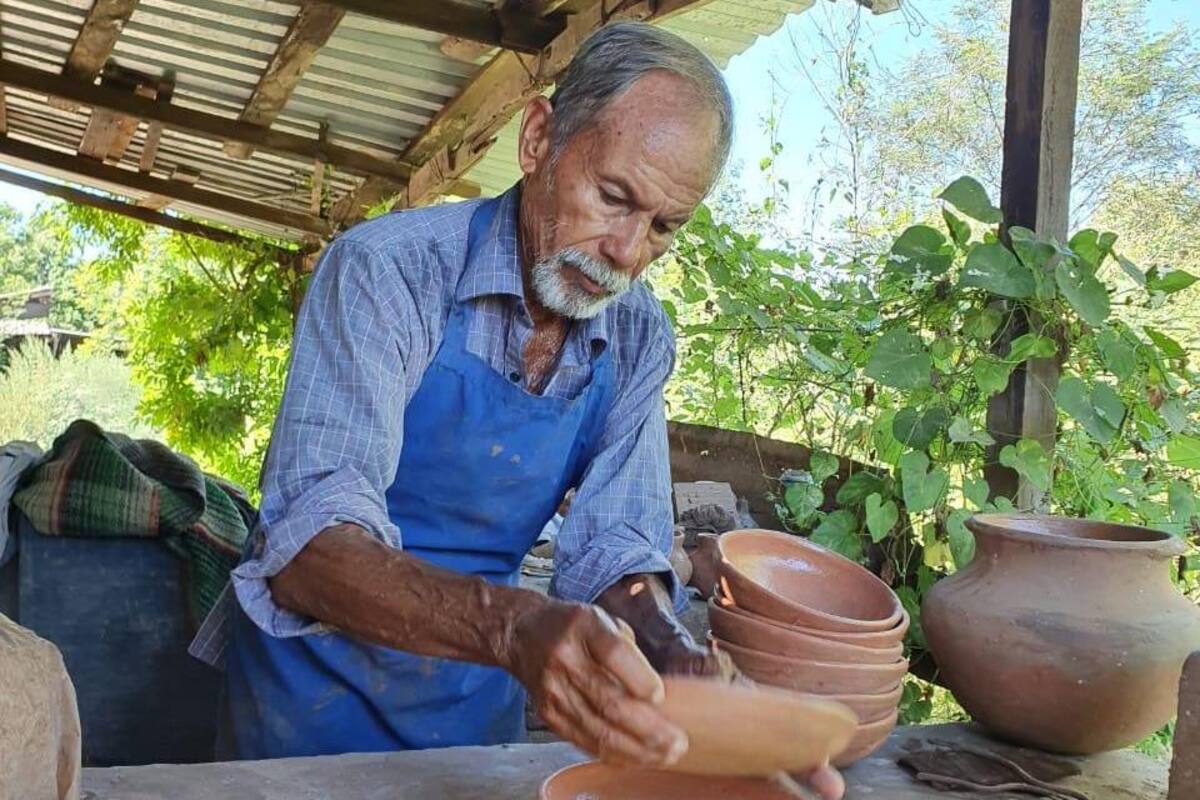 Sus manos y creatividad mantienen viva tradición