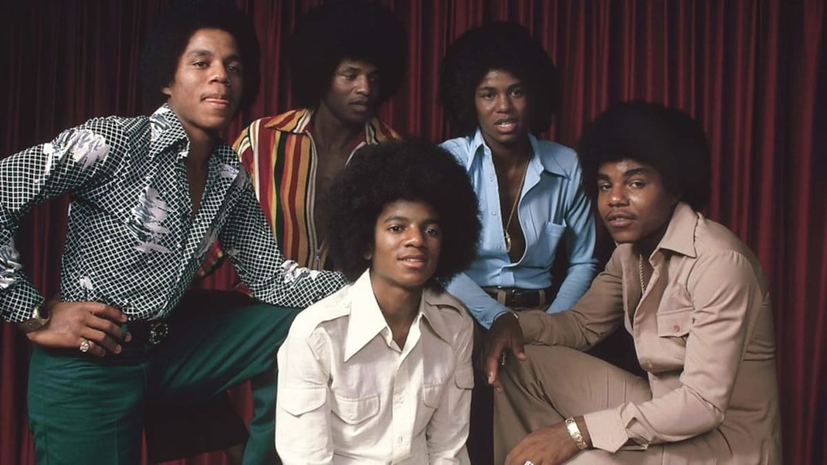 The Jackson 5. Cinco hermanos que cambiaron la historia del pop y lanzaron a Michael Jackson.