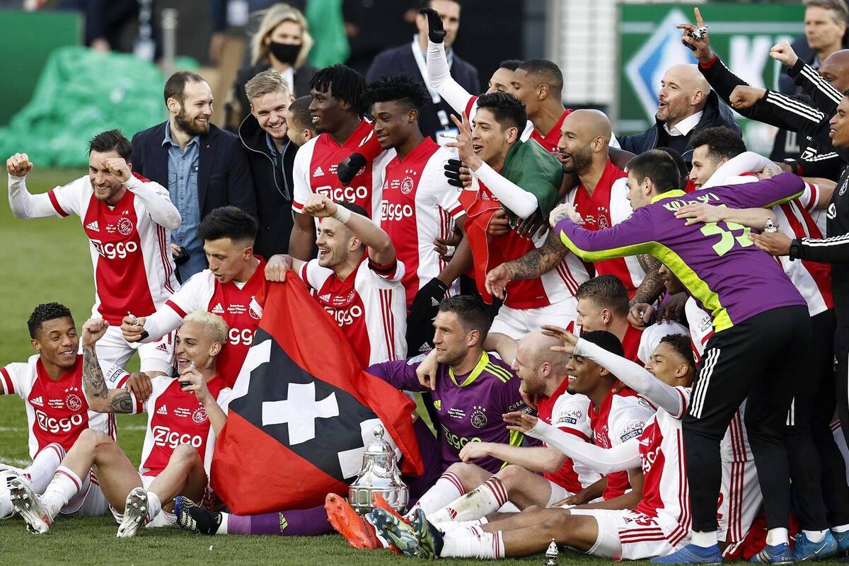 Edson Álvarez celebra con baile el título de Copa del Ajax