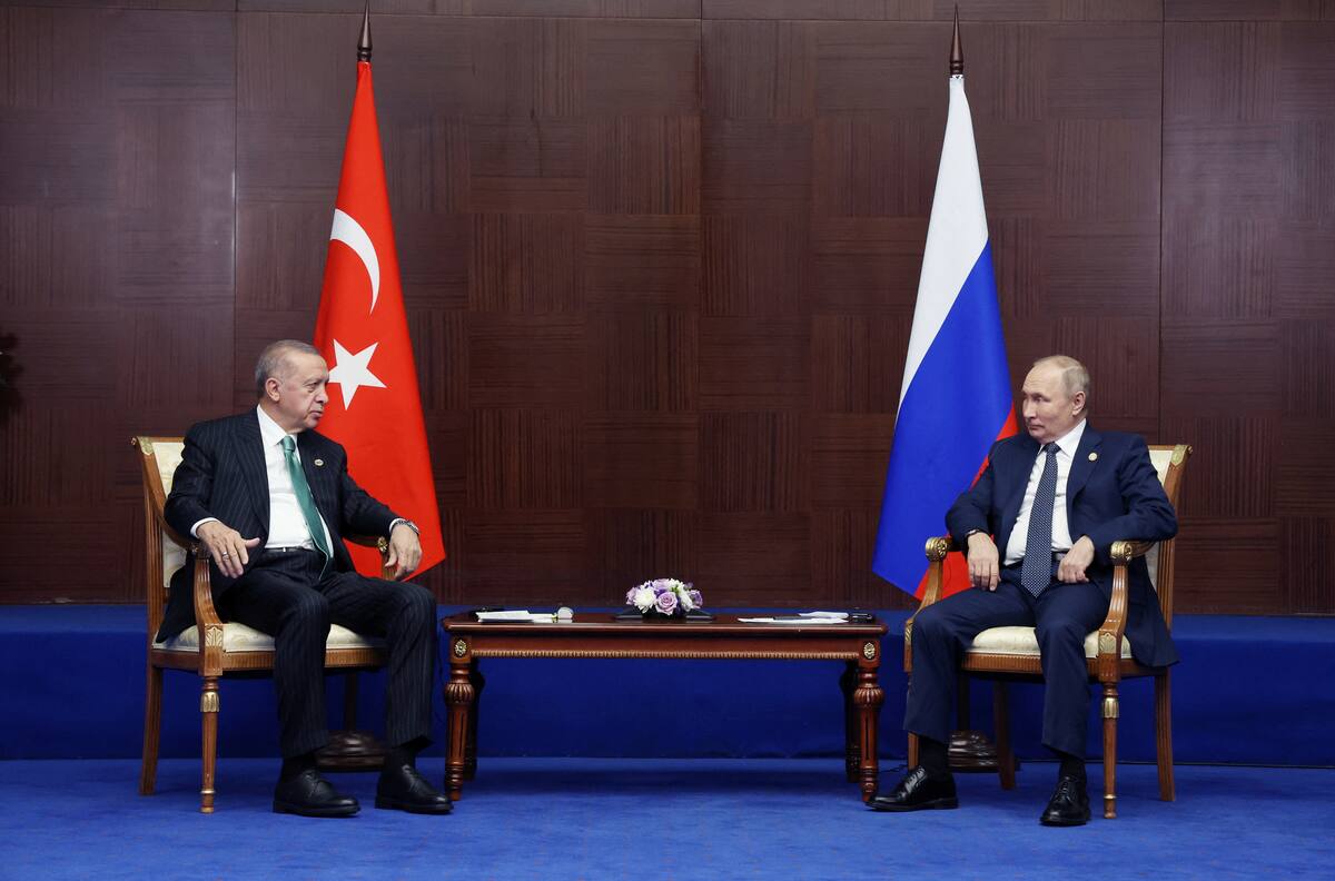 FOTO DE ARCHIVO. El presidente de Rusia, Vladimir Putin, y el presidente de Turquía, Tayyip Erdogan, se reúnen al margen de la sexta cumbre de la Conferencia sobre la Interacción y las Medidas de Fomento de la Confianza en Asia (CICA), en Astaná, Kazajistán. 13 de octubre de 2022. Sputnik/Vyacheslav Prokofyev/Pool vía REUTERS