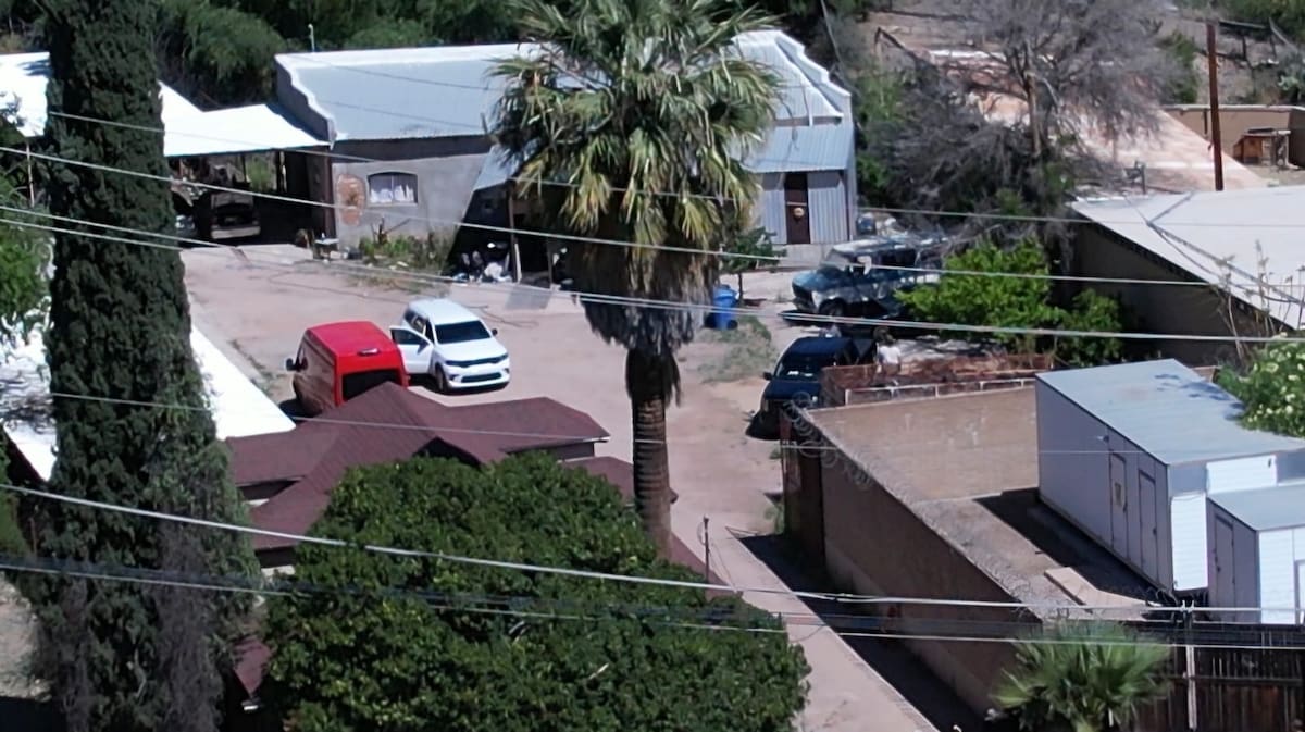 Del lado estadounidense, agentes patrullan complejos de departamentos y sectores de la calle Internacional en Nogales.