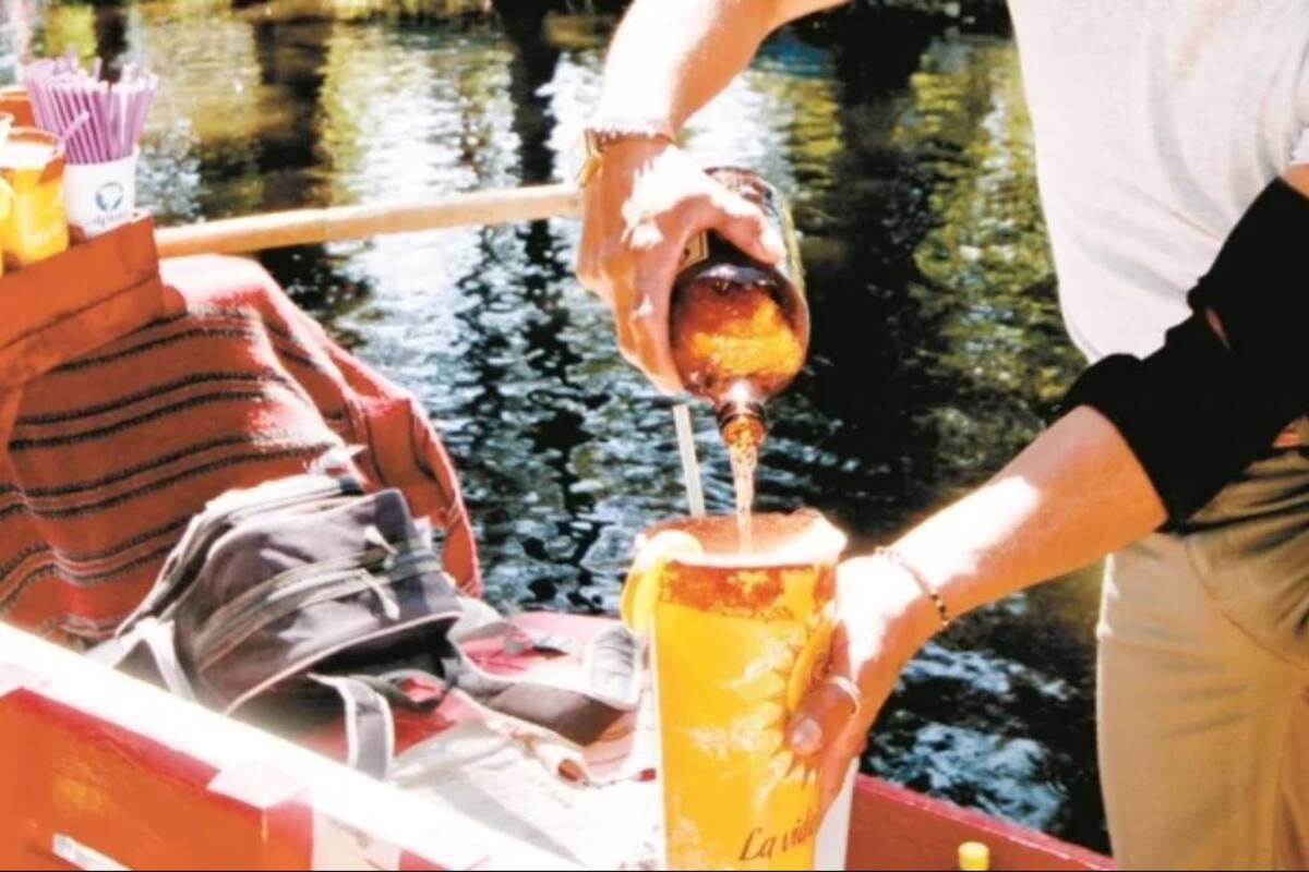 Buscan prohibir de alcohol en trajineras de Xochimilco