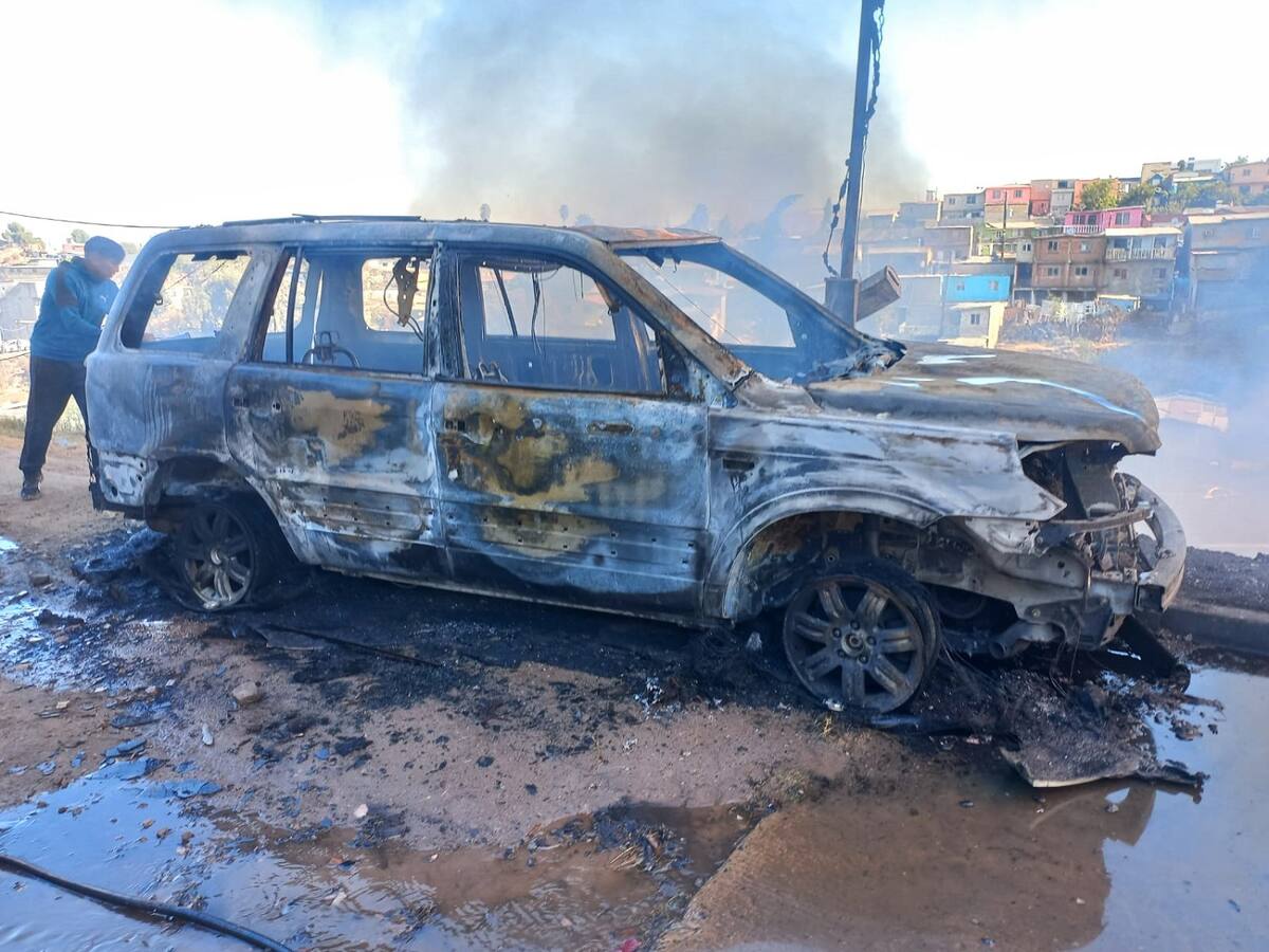 Al menos dos vehículos que estaban estacionados en la vúía pública también se incendiaron.