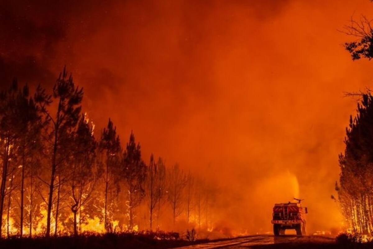 El "monstruoso" incendio forestal que está asolando el suroeste de Francia