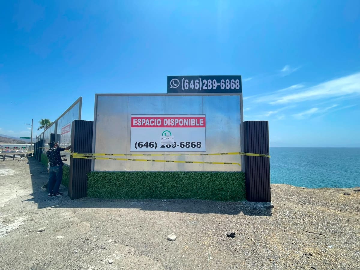 Autoridades de Ensenada clausuraron vallas publicitarias instaladas cerca de la caseta San Miguel, impusieron una multa superior a 114 mil pesos y ordenaron retirarlas. Foto: Cortesía.