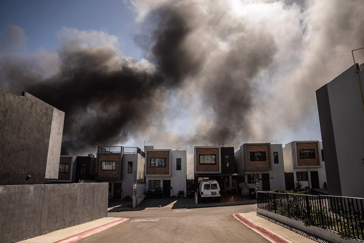 Por alrededor de tres horas Bomberos estuvo trabajando para controlar el fuego del ducto de Pemex. Foto: Border Zoom