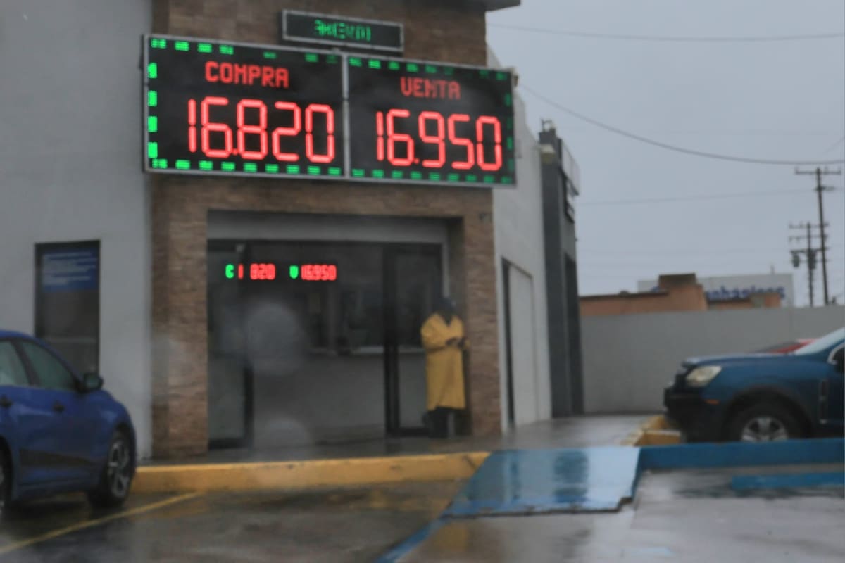 Tipo de cambio en casas de cambio de Tijuana ronda los 16.98 pesos. Foto: Sergio Ortiz