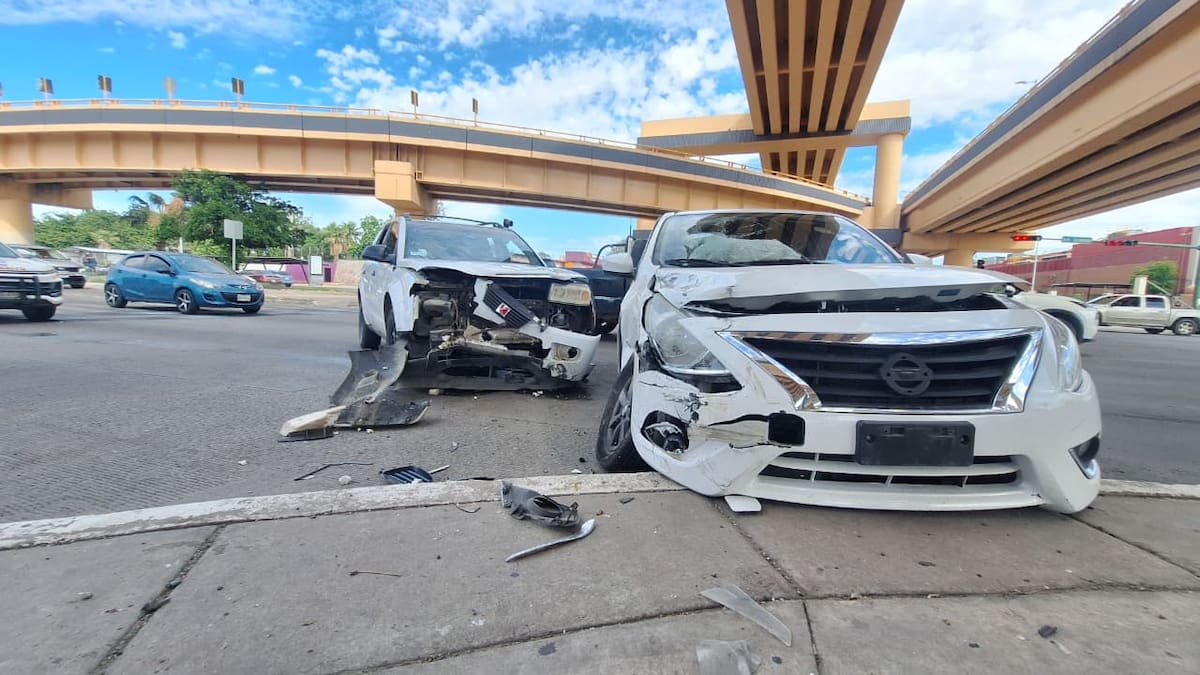 Choque en Luis Encinas y Solidaridad de Hermosillo por no respetar el semáforo; no hubo heridos
