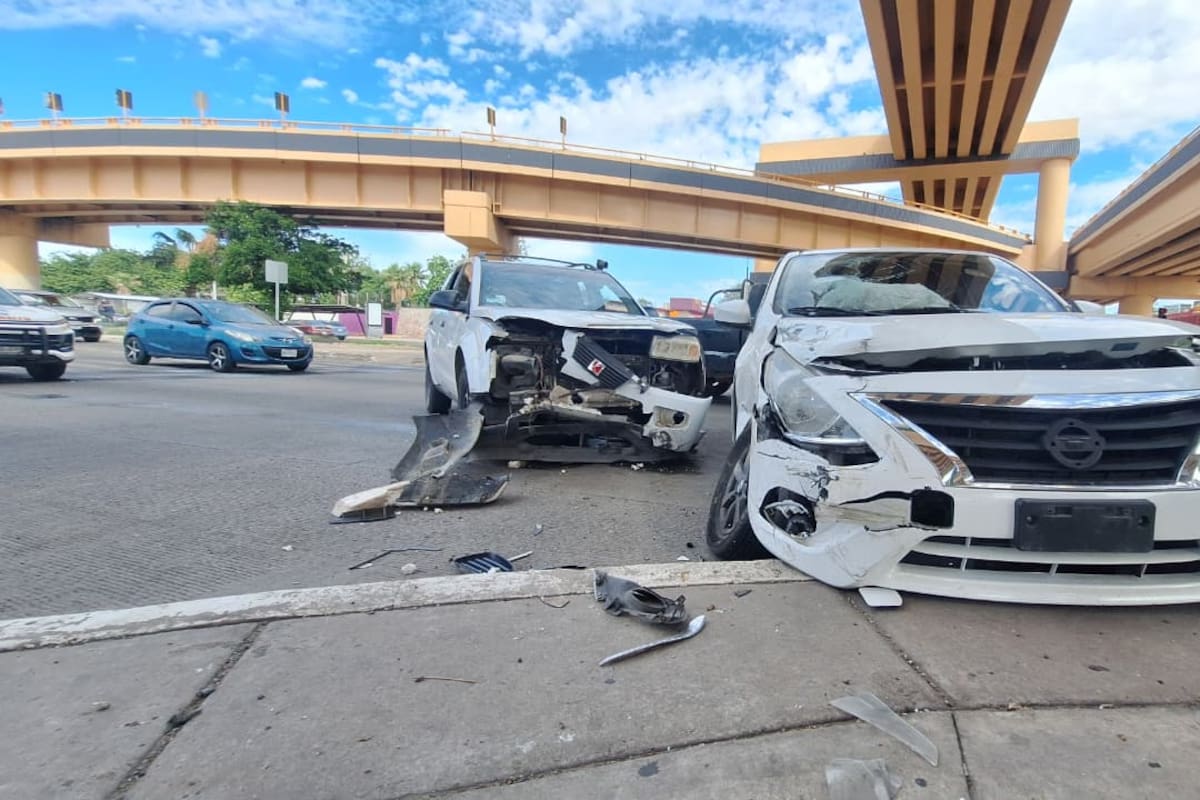 Choque en Luis Encinas y Solidaridad de Hermosillo por no respetar el semáforo; no hubo heridos