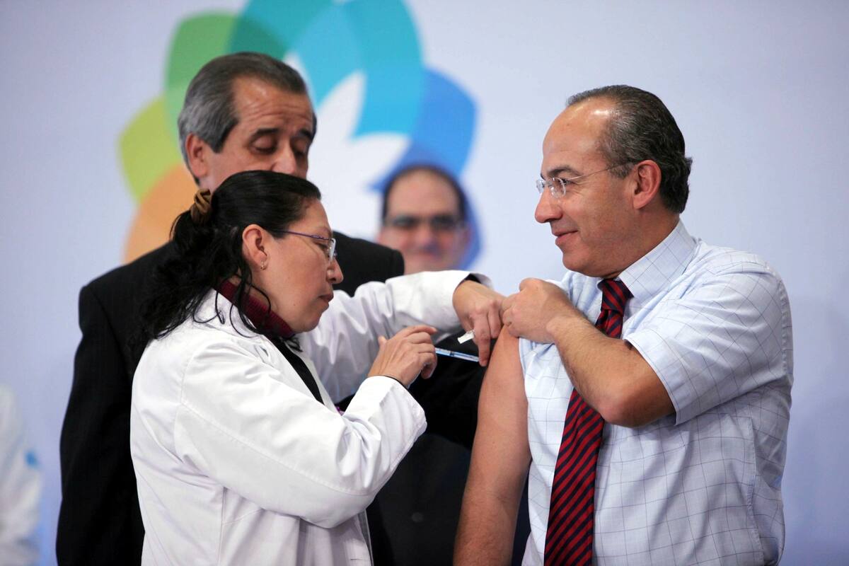 MDF00115040. El presidente Felipe Calderón Hinojosa recalcó que la vacuna no tienen ningún efecto adverso para la salud y, al contrario, es un mecanismo de prevención, en el arranque de la Campaña Nacional de Vacunación contra la Influenza A(H1N1). En la imagen lo acompaña el secretario de Salud José Ángel Córdova. INFLUENZA09
NOTIMEX/FOTO/ARIEL GUTIÉRREZ/COR/POL/