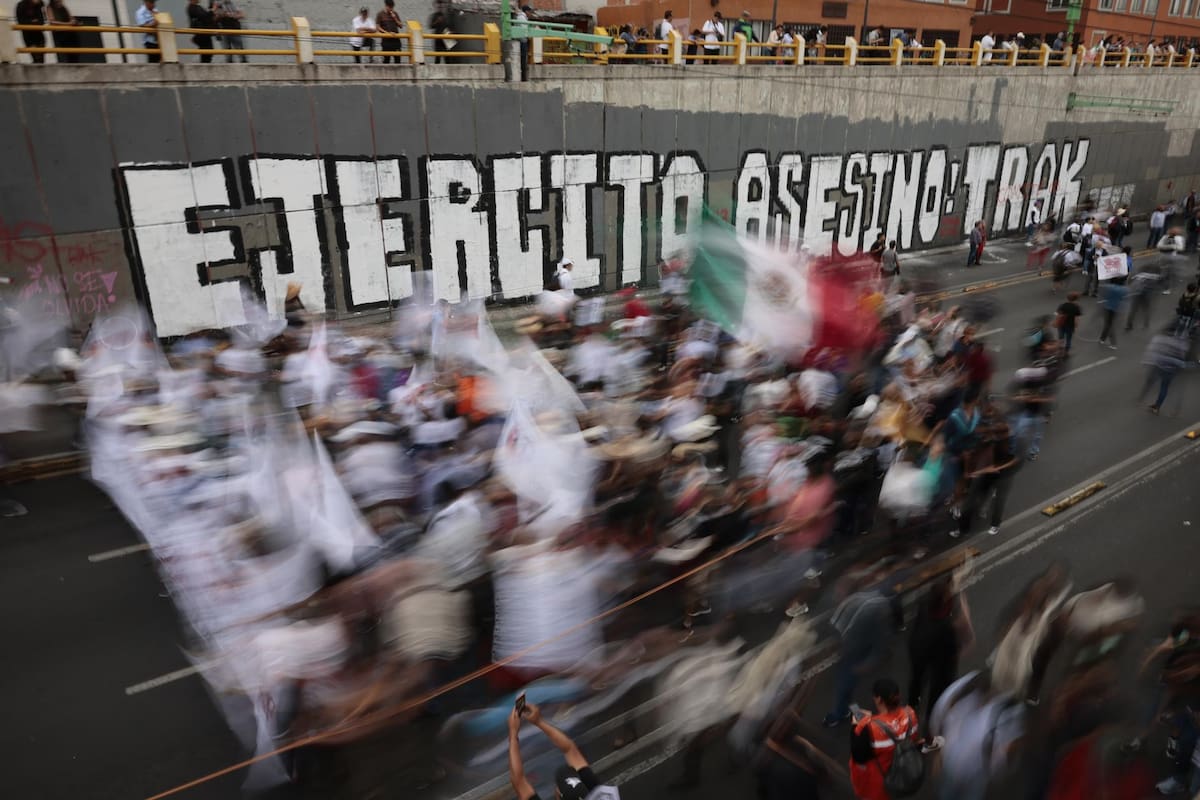 Miles de mexicanos protestan por el 55 aniversario de la masacre de Tlatelolco, que cometió el Estado el 2 de octubre de 1968 contra cientos de estudiantes, y para denunciar que la Comisión de la Verdad del Gobierno de Andrés Manuel López Obrador no ha esclarecido los hechos por la obstrucción del Ejército, hoy en Ciudad de México (México). EFE/José Méndez