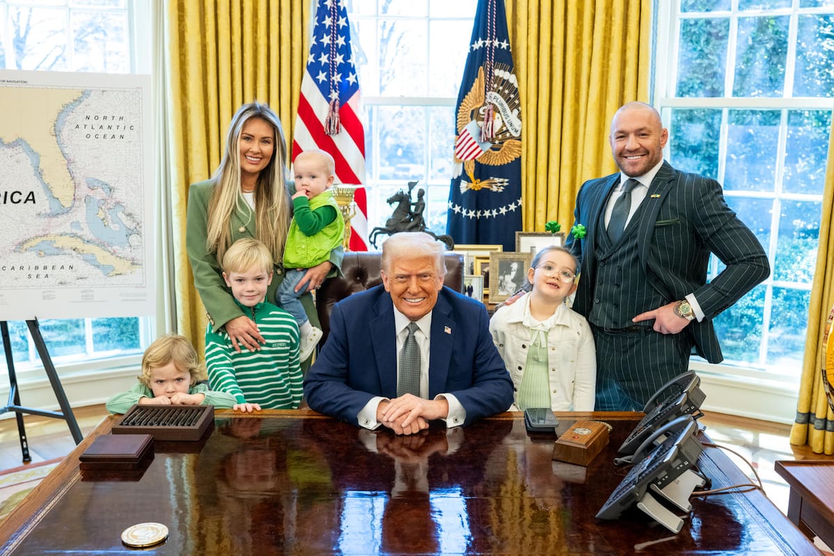 WASHINGTON (United States), 17/03/2025.- Irish mixed martial artist Conor McGregor (C), alongside White House Press Secretary Karoline Leavitt (C-R), speaks briefly to the media in the White House Press Briefing Room in Washington, DC, USA, 17 March 2025. McGregor said he was meeting with President Trump later in the day. EFE/EPA/JIM LO SCALZO / POOL