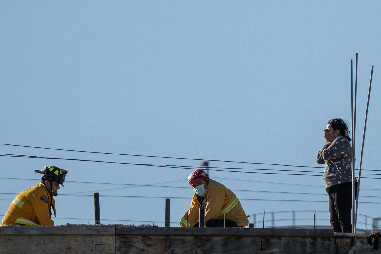 El lesionado fue rescatado del tercer nivel de una obra en abandono y trasladado en estado grave al Hospital General. Foto: Border Zoom