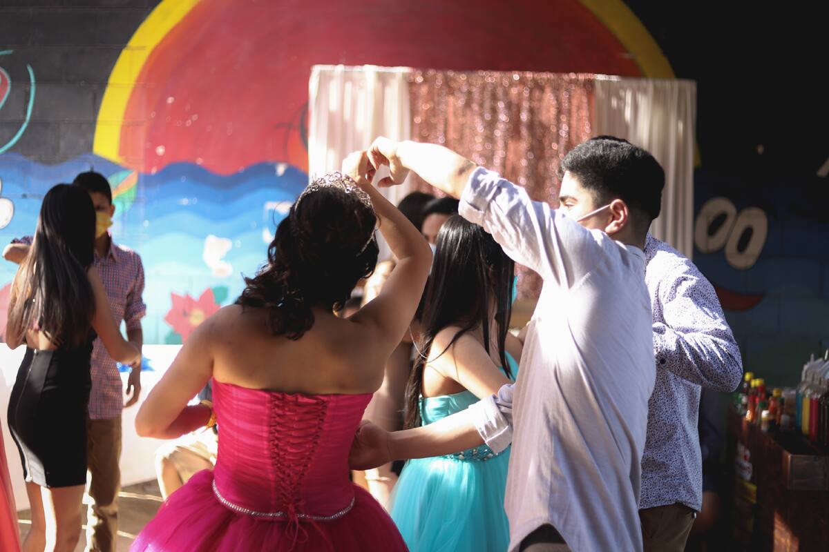 Jovencitas de casa hogar disfrutan su quinceañera
