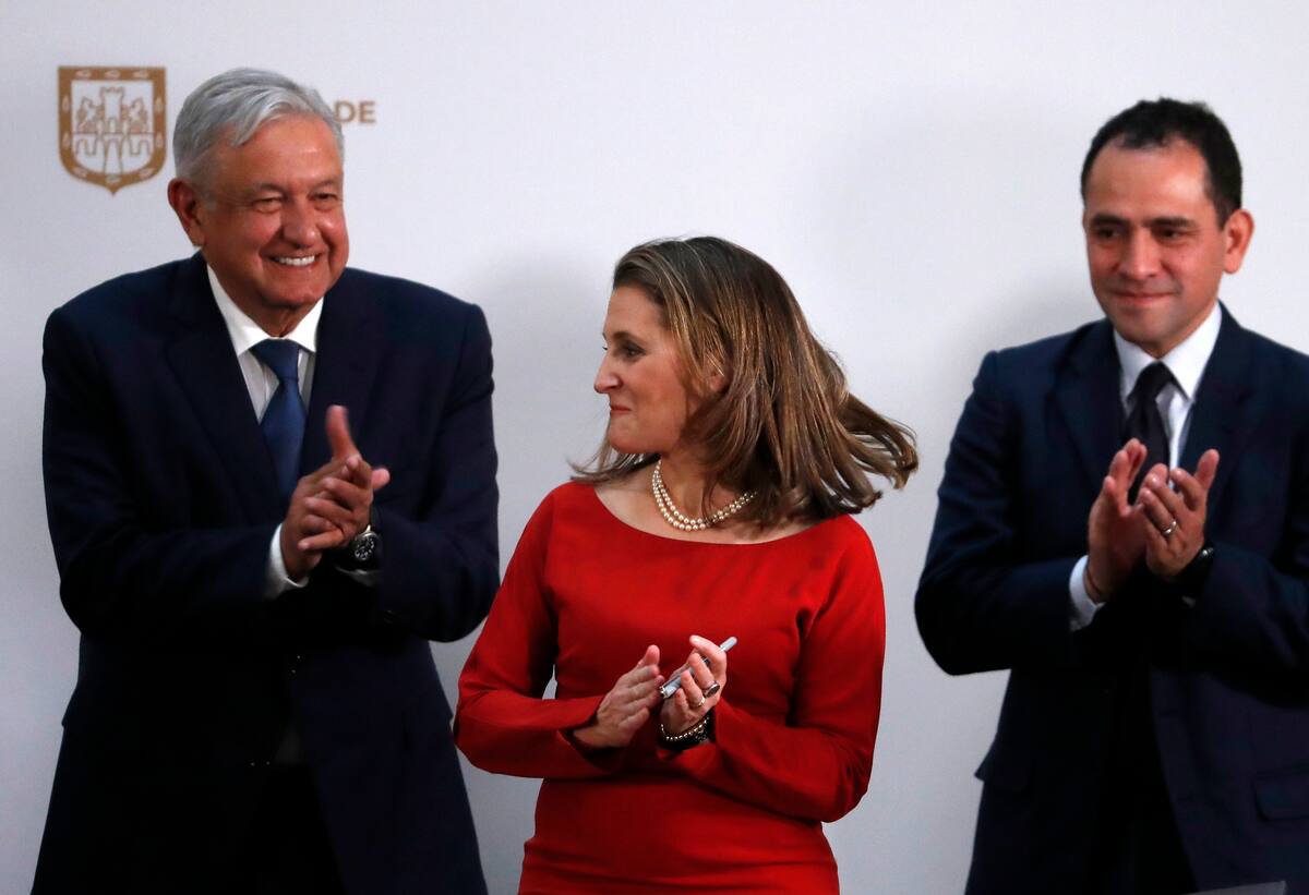 El secretario de Hacienda y Crédito Público de México, Arturo Herrera, la vice primera ministra de Canadá Chrystia Freeland y el presidente de México Andrés Manuel López Obrador aplauden después de firmar una actualización del acuerdo de libre comercio entre México, Estados Unidos y Canadá, T-MEC, en el Palacio Nacional de la Ciudad de México, el martes 10 de diciembre de 2019. (AP Foto/Marco Ugarte)
