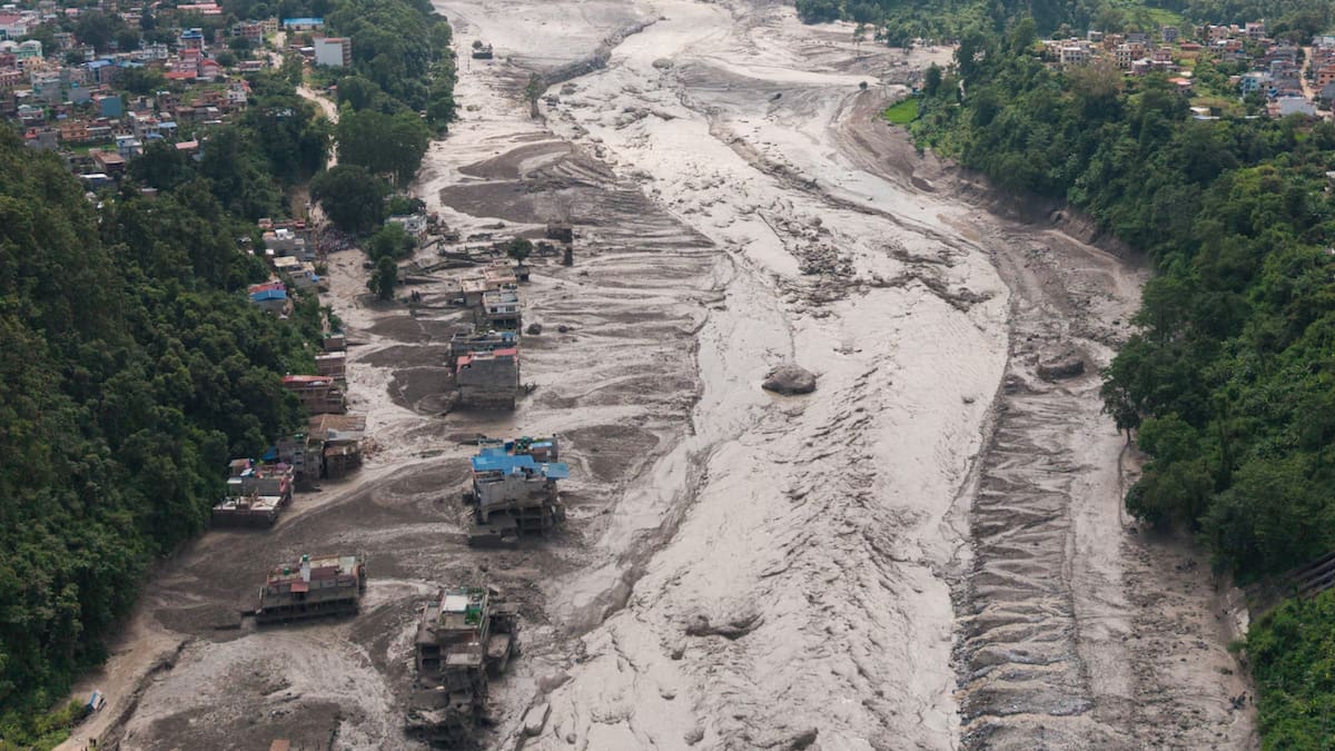 Las inundaciones dejaron al menos 353 personas muertas y más de mil 300 desaparecidas, mientras continúan las labores de rescate en el Himalaya. (REUTERS)