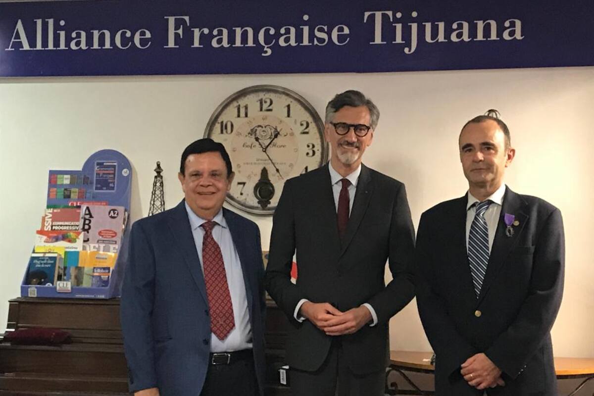 Condecoran al director de Alianza Francesa en Tijuana con Palmes Académiques