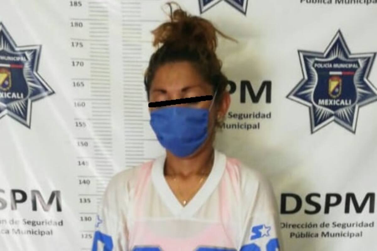 Hombre huye de la policía y deja a su mujer con un rifle
