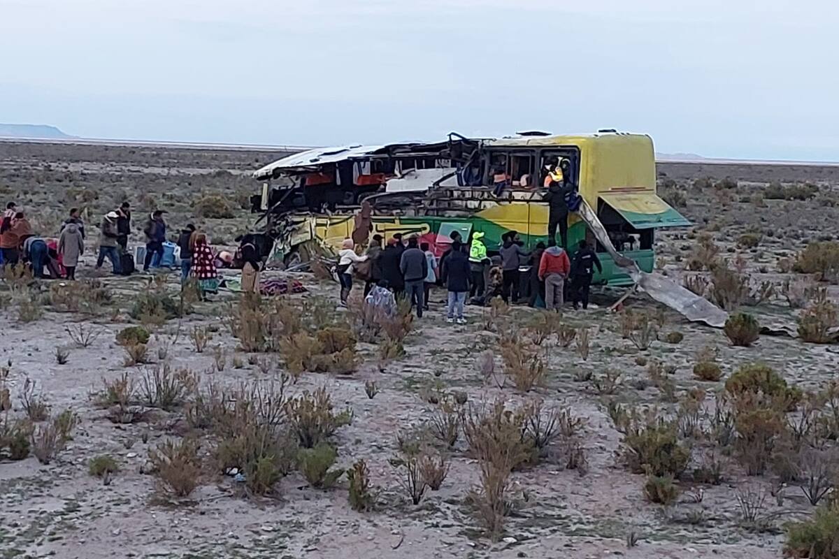 Al menos 37 fallecidos y 30 heridos por colisión de 2 autobuses en Bolivia