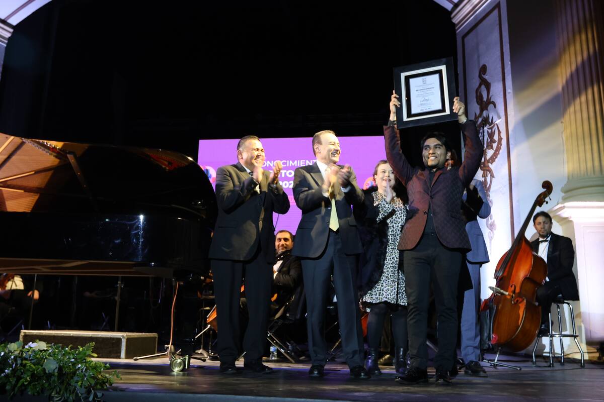 Luis Carlos recibió anoche el reconocimiento al talento joven