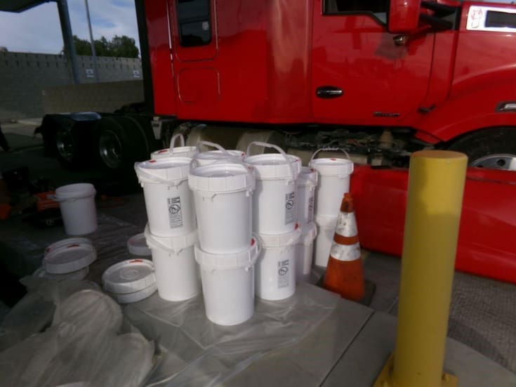 Decomisan más de 400 kilos de metanfetamina líquida en garita comercial de Otay