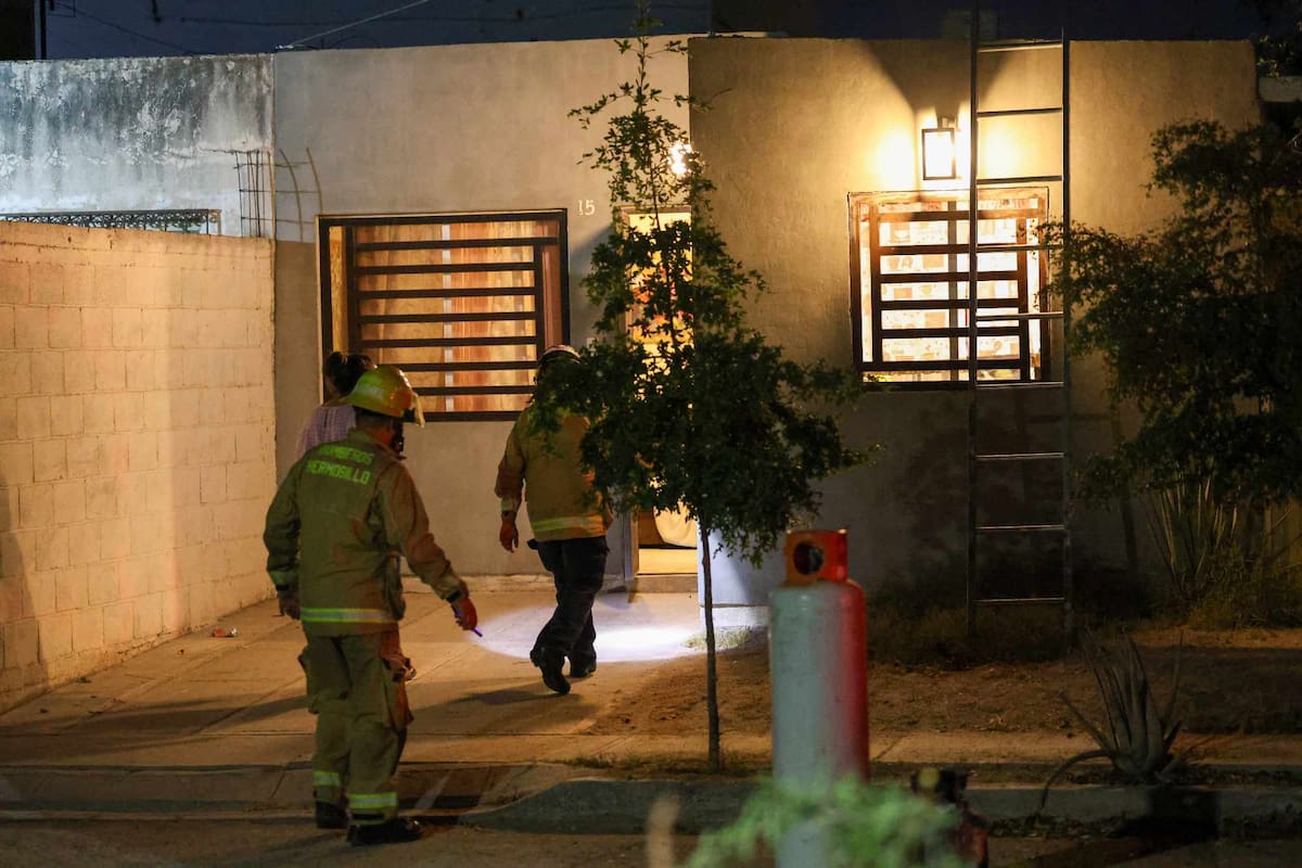 Elementos de bomberos atendieron a una llamada de incendio en la colonia San Angel en la calle san Bernardino y San Carlos, paramédicos de Cruz Roja atendieron a un menor que se encontraba dentro de la residencia.
Fotos Gerardo D. Gonsález/Archivo GH.