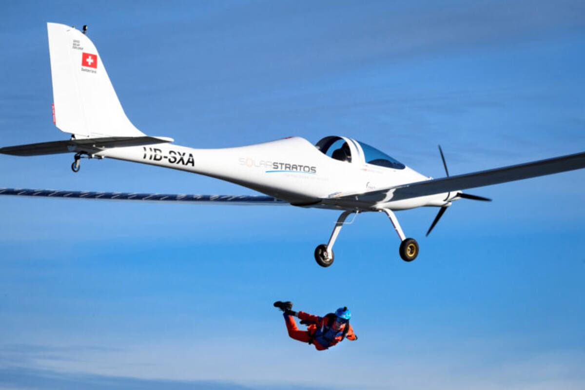 Paracaidista realiza el primer salto mundial desde un avión con energía solar