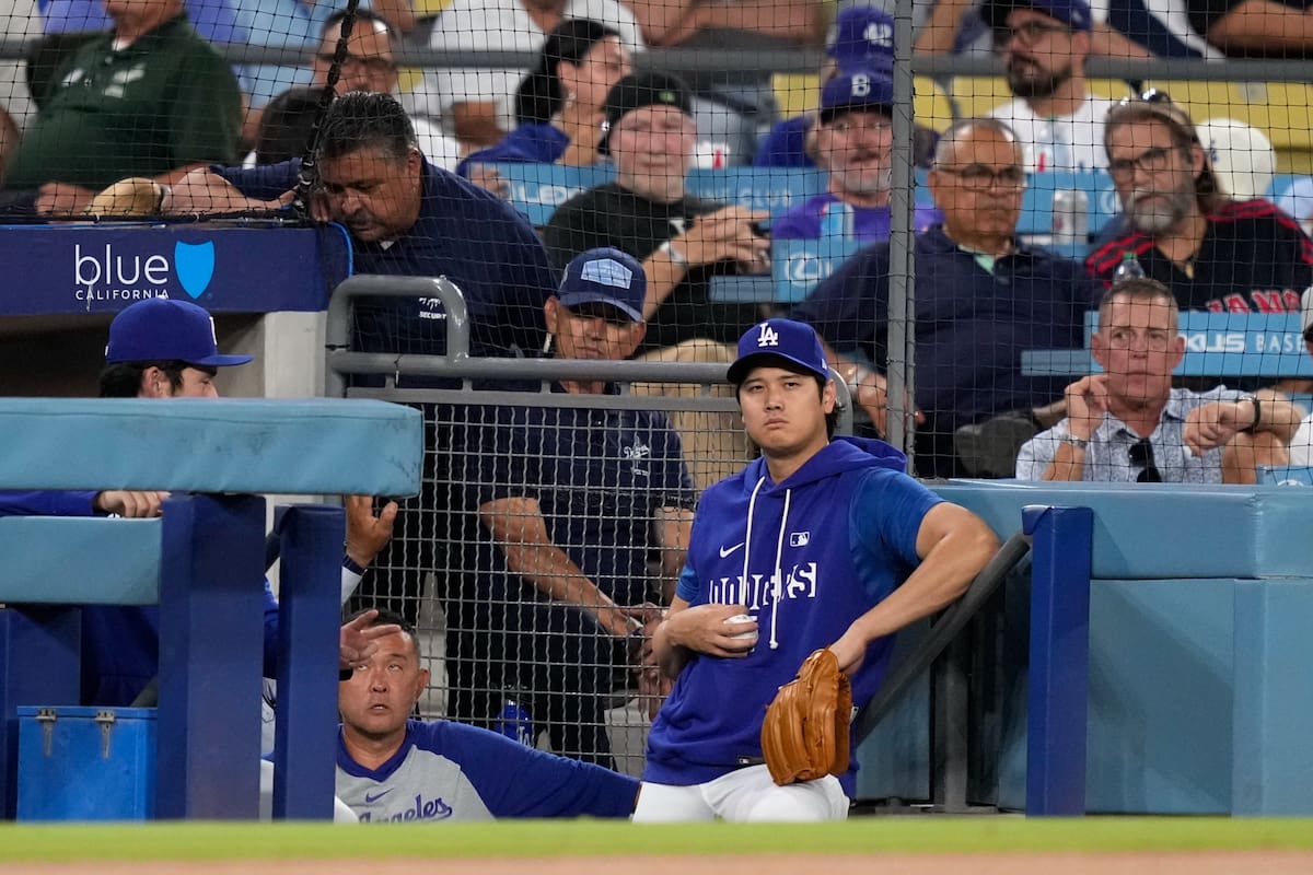 ARCHIVO — El bateador designado de los Dodgers de Los Ángeles, Shohei Ohtani, observa desde la caseta durante la primera entrada de un partido de béisbol contra los Rojos de Cincinnati, el martes 8 de septiembre de 2026, en Los Ángeles. (Foto AP/Mark J. Terrill)