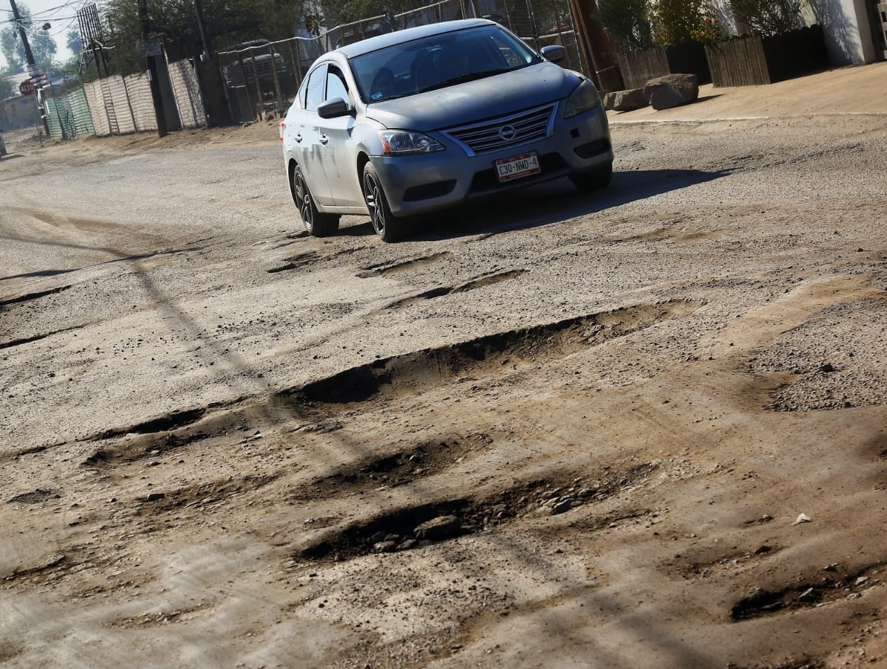 Las calles de Mexicali tienen como enemigo natural las lluvias, pues luego de cada ligera tempestad, los baches se hacen presentes debido a la calidad de la pavimentación. (Foto: Saúl Martínez)