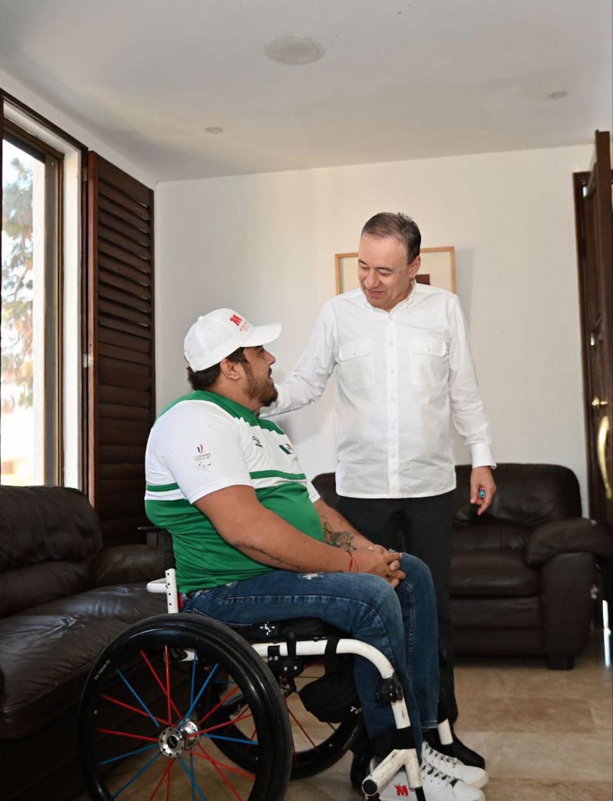 El gobernador Alfonso Durazo informó la incorporación de tres vehículos adaptados al DIF Sonora para apoyar traslados de personas con discapacidad. FOTO: ESPECIAL