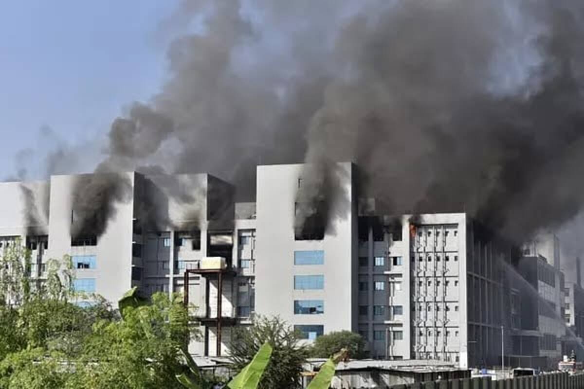 Edificios del mayor productor de vacunas Covid en la India se incendia