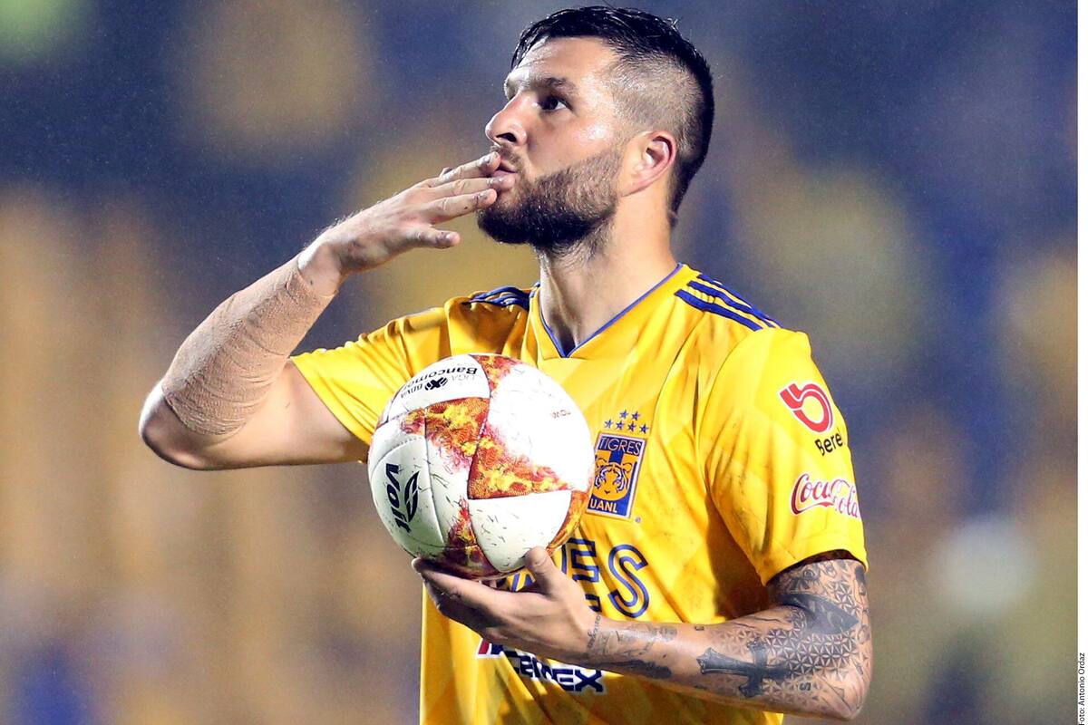 Gignac recibe tierno obsequio de pequeño aficionado