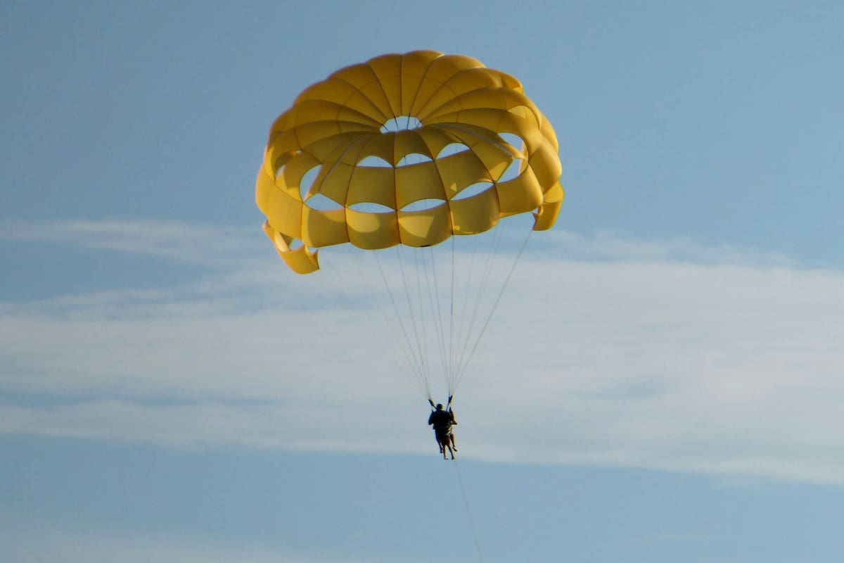 ¿Qué significa soñar con un paracaídas?